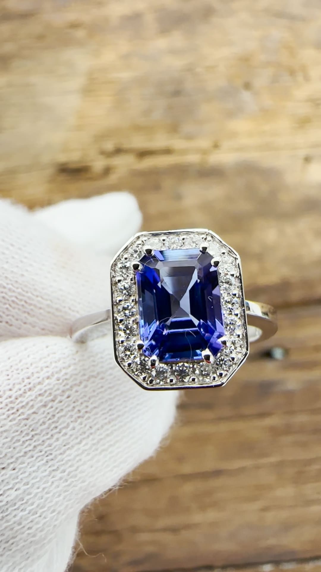 Anello in Oro Bianco 18KT - Tanzanite
