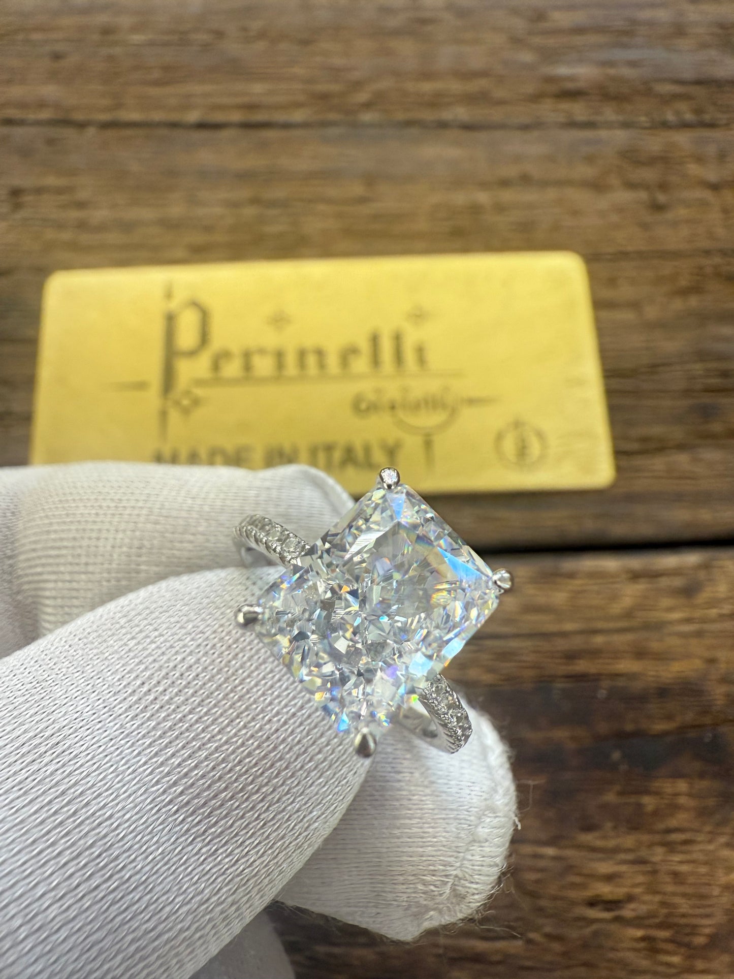 Anello modello solitario taglio smeraldo argento 925%