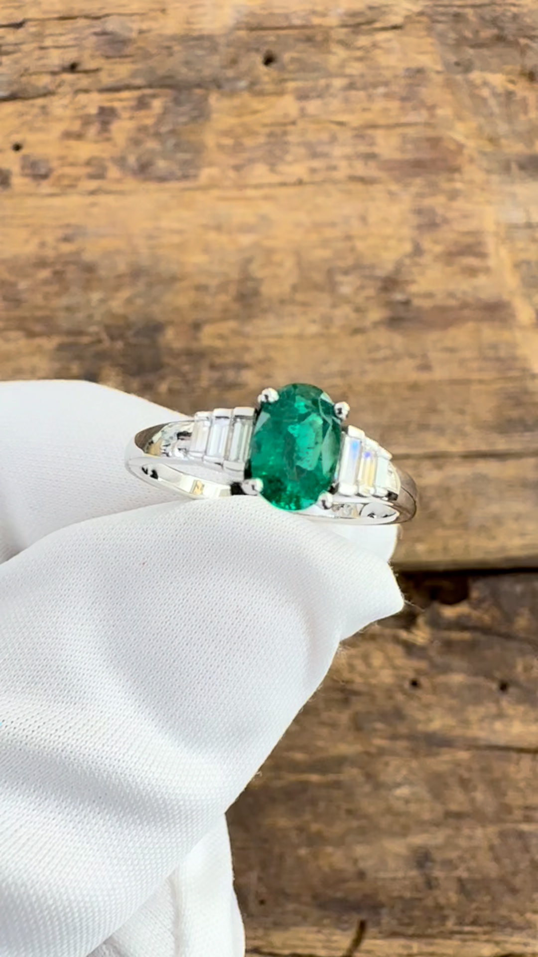 Anello Oro bianco con Smeraldo e Diamanti Baguette