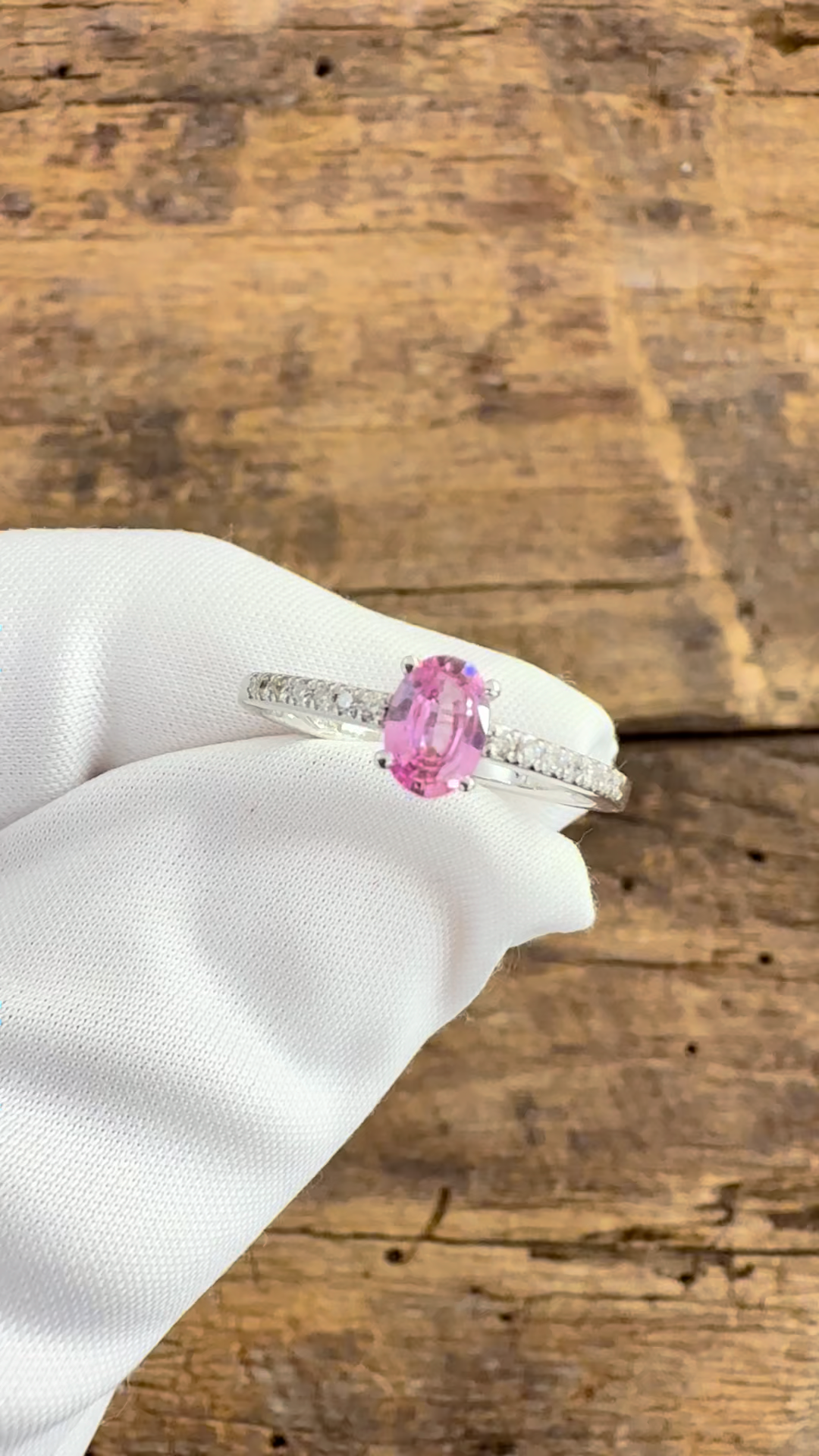 Anello Oro Bianco con Zaffiro rosa e Diamanti Naturali