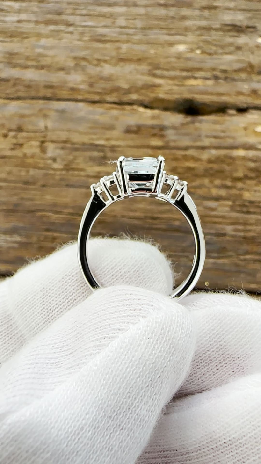 18KT White Gold Ring