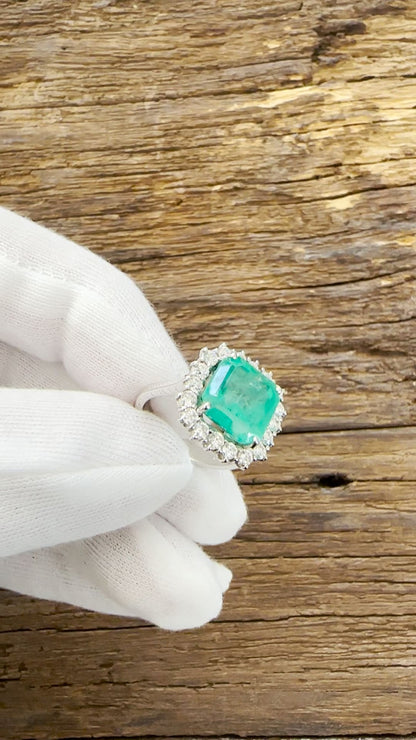 18KT White Gold Ring - Emerald