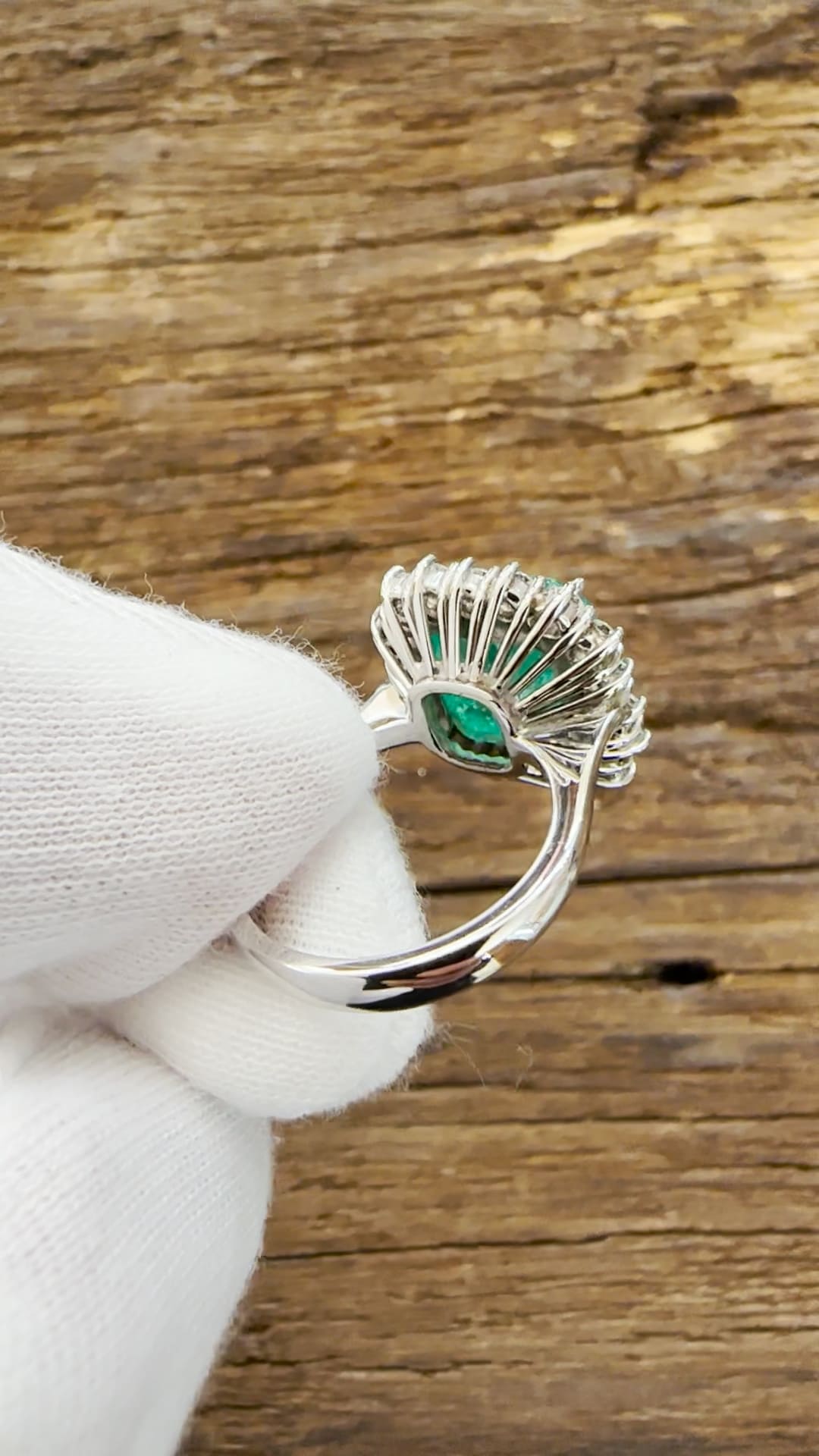 18KT White Gold Ring - Emerald