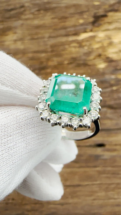 18KT White Gold Ring - Emerald