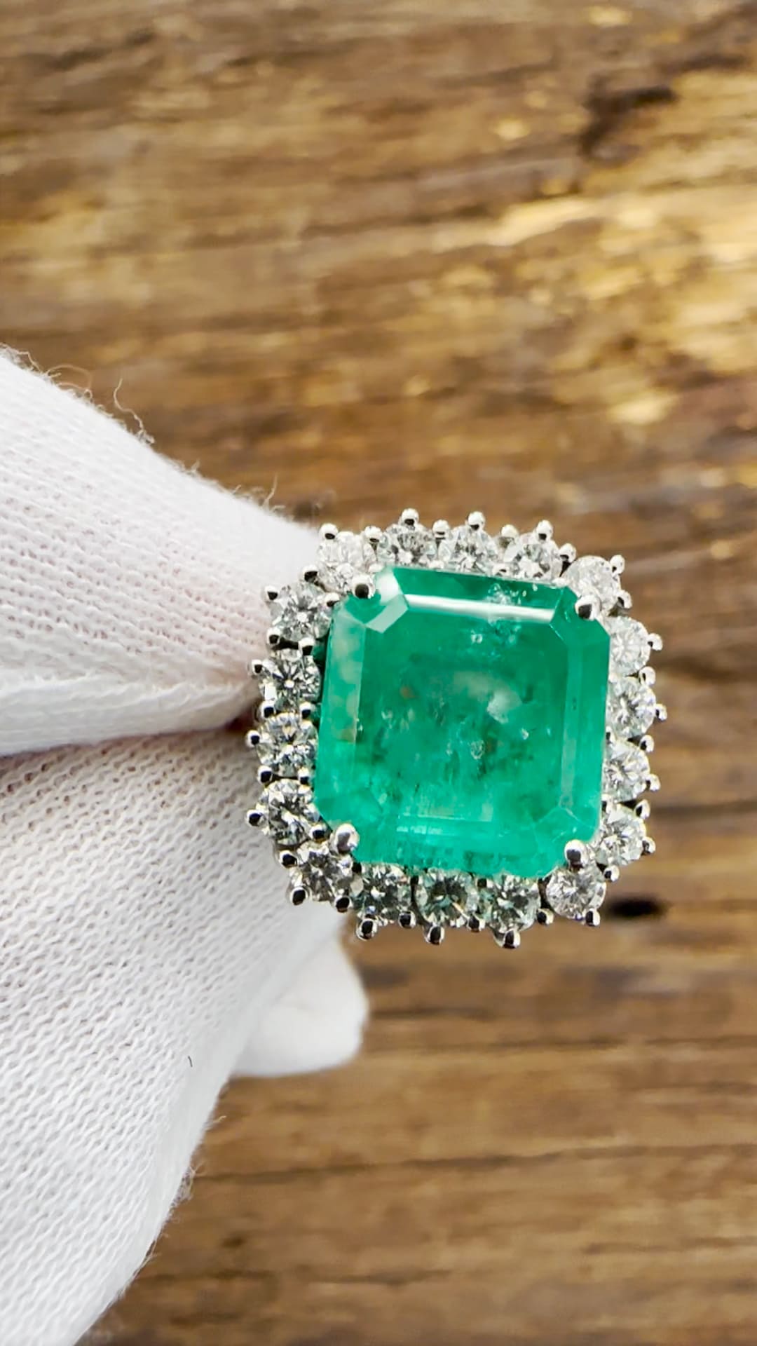 18KT White Gold Ring - Emerald