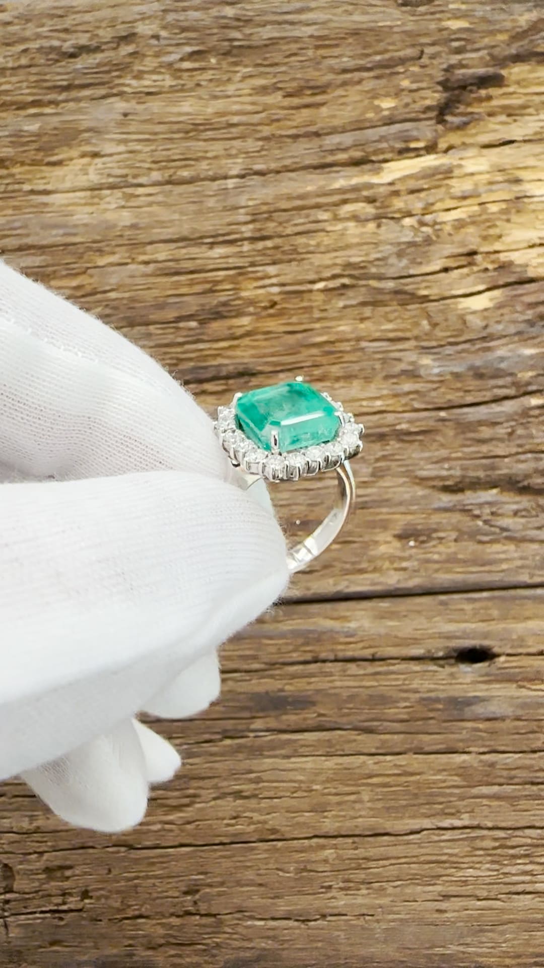 18KT White Gold Ring - Emerald