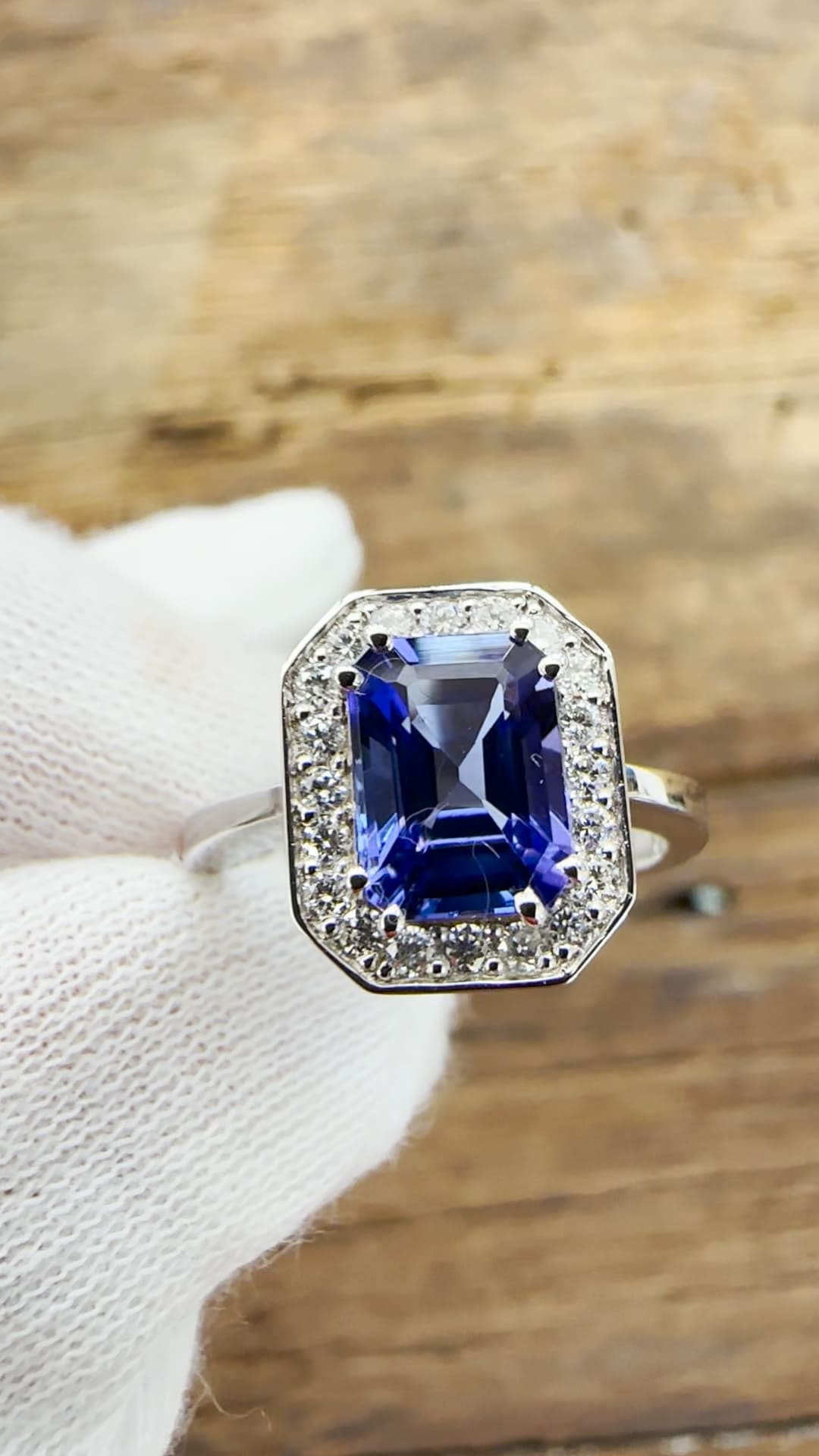 18KT White Gold Ring - Tanzanite