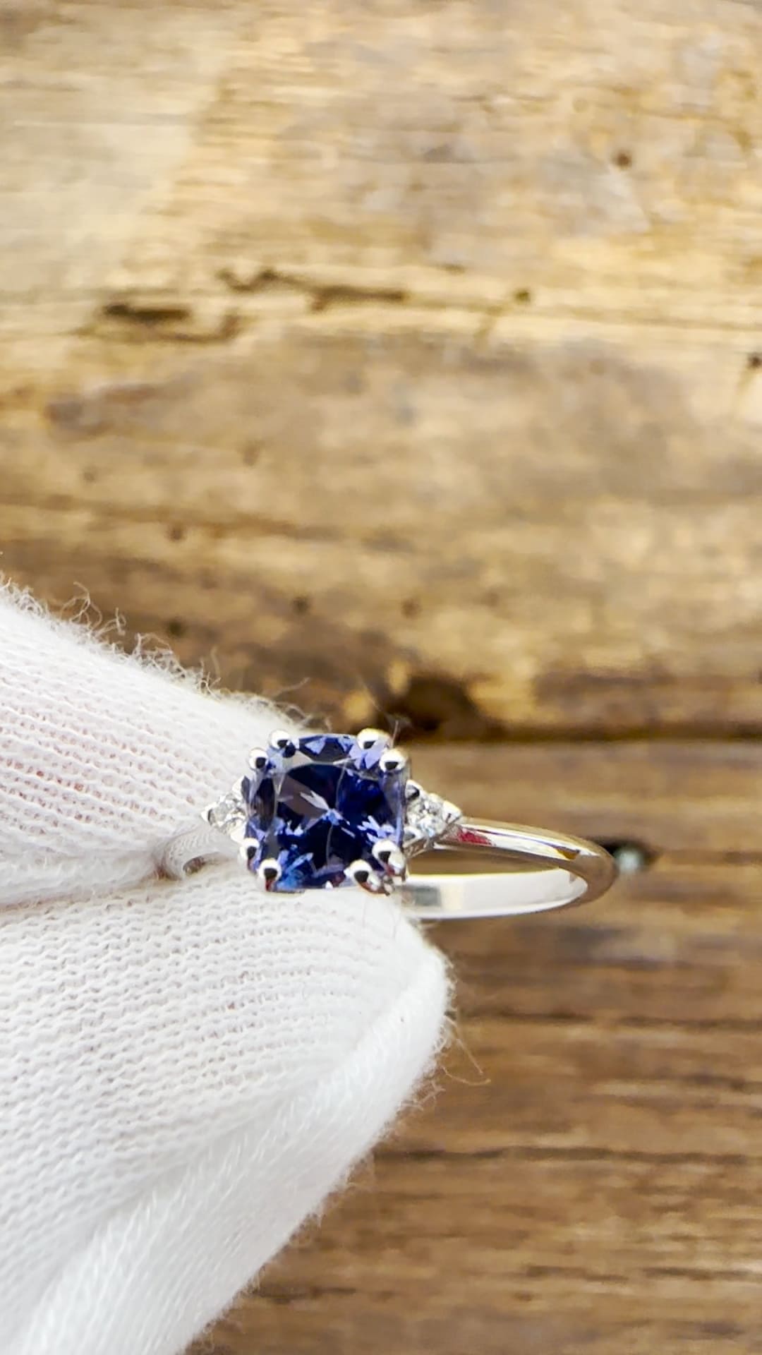 18KT White Gold Ring - Tanzanite