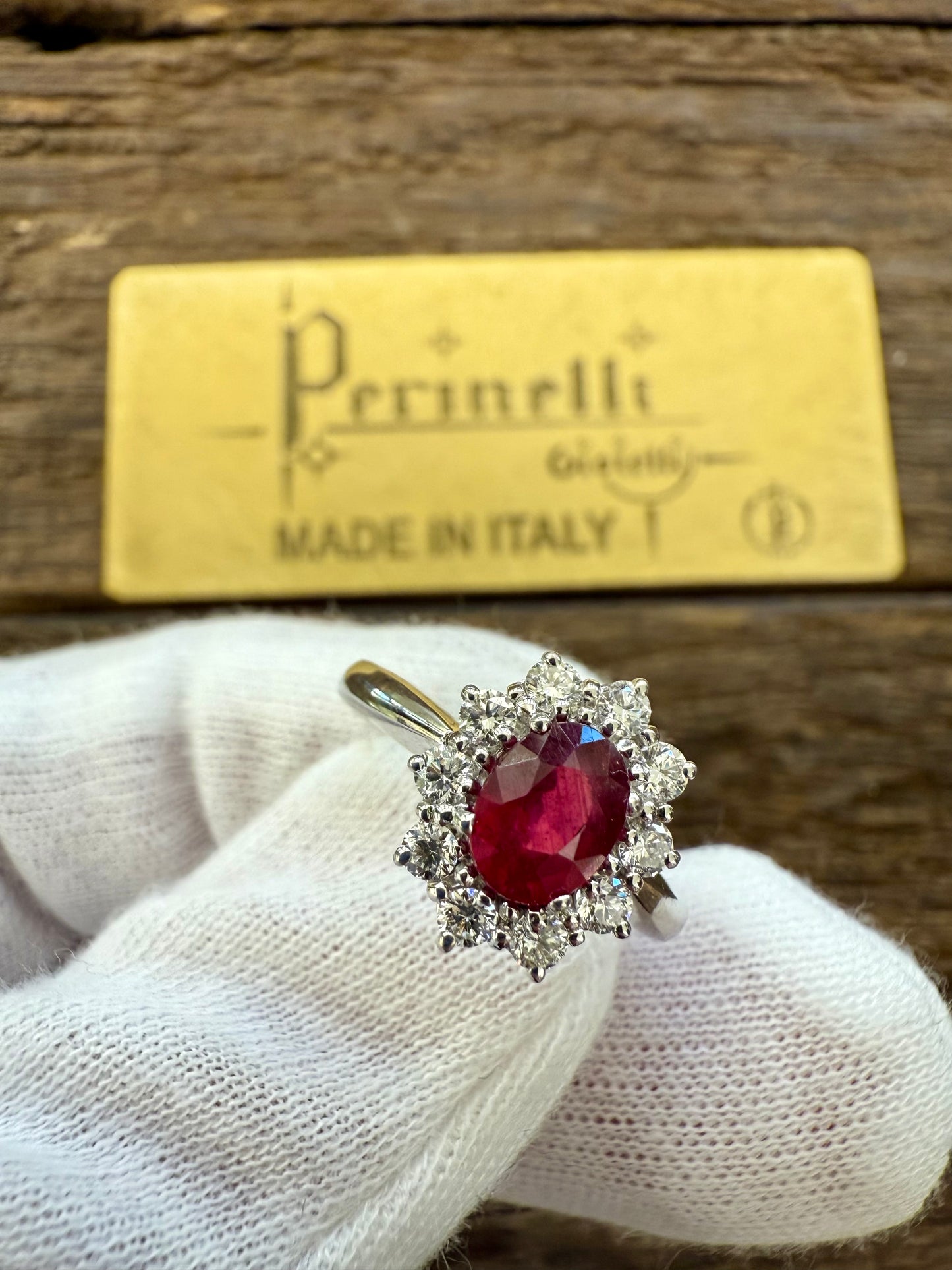 Anello Oro Bianco 18kt con Rubino e Diamanti