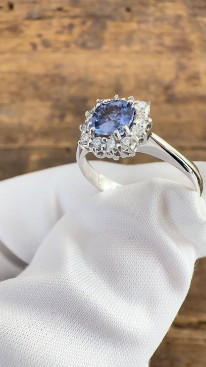 Anello in oro bianco con Zaffiro centrale e Diamanti