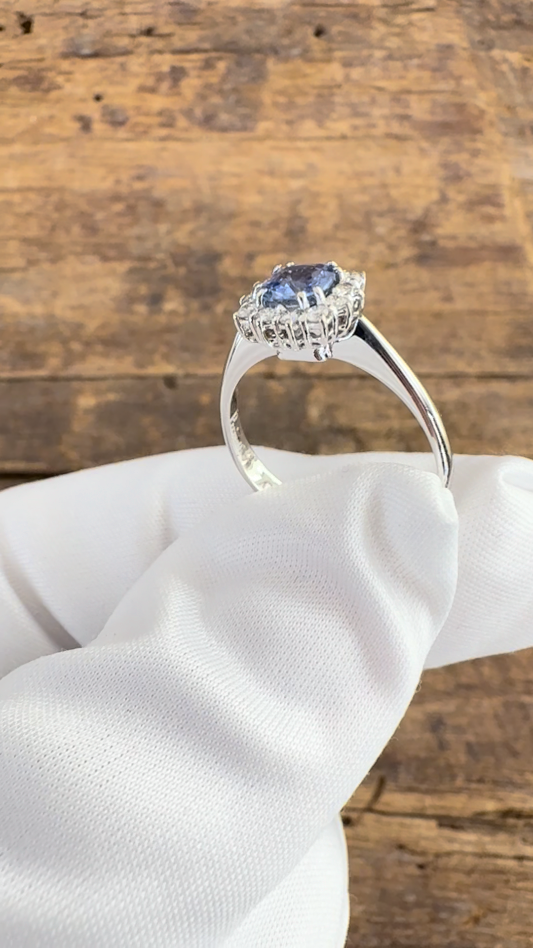 Anello in oro bianco con Zaffiro centrale e Diamanti