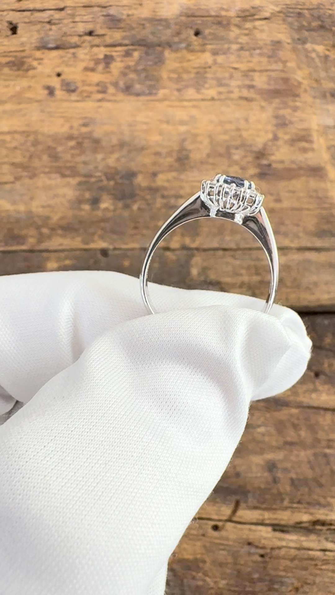 Anello in oro bianco con Zaffiro centrale e Diamanti