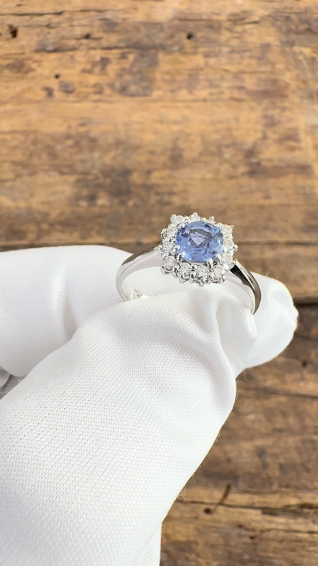 Anello in oro bianco con Zaffiro centrale e Diamanti