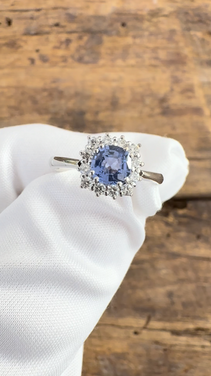 Anello in oro bianco con Zaffiro centrale e Diamanti