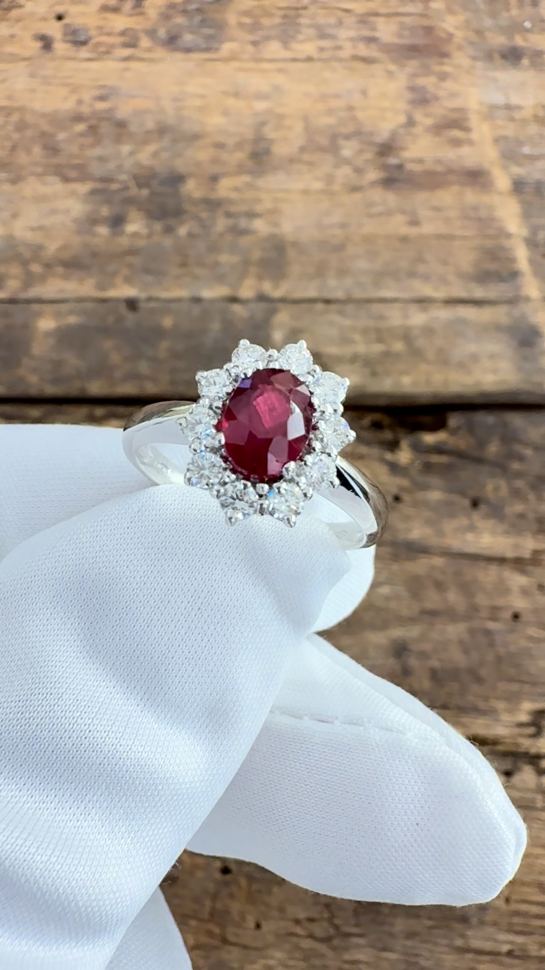 Anello Oro Bianco con Rubino e Diamanti Naturali