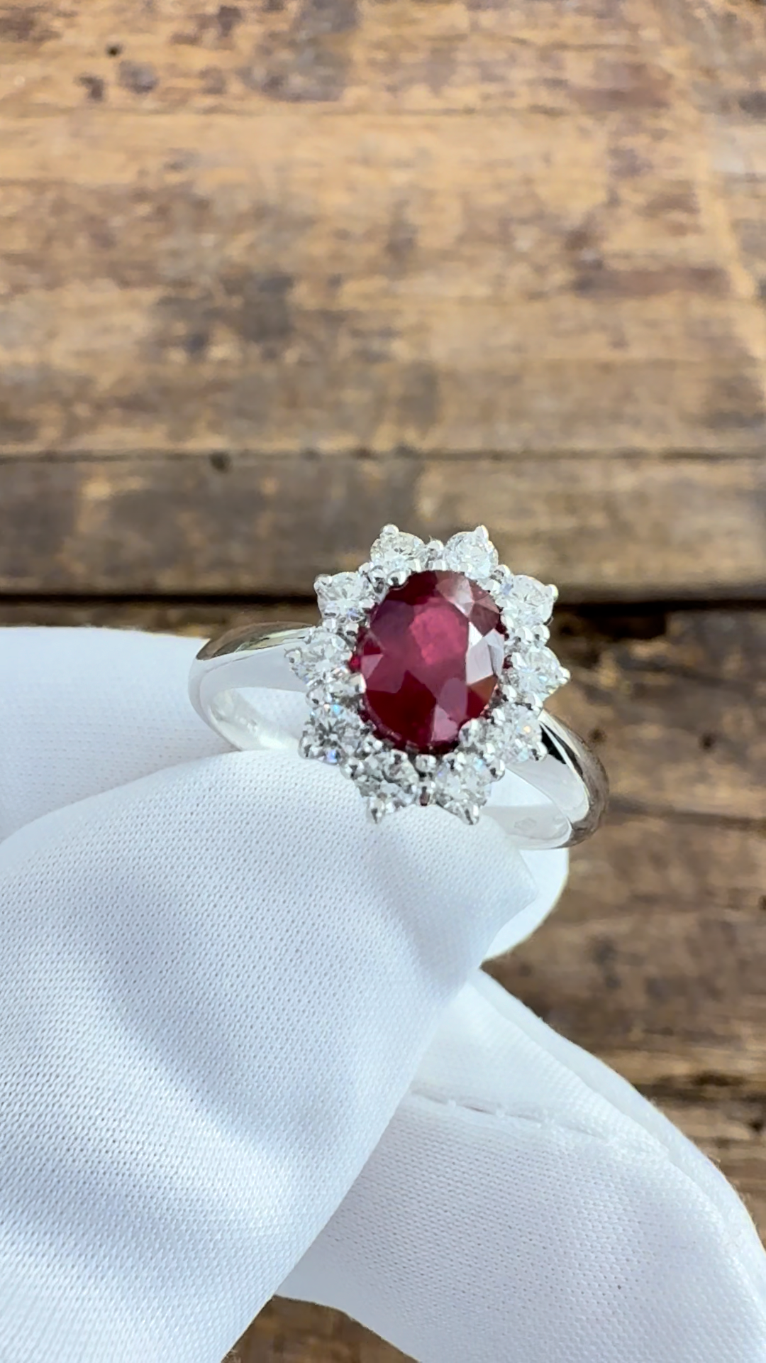 Anello Oro Bianco con Rubino e Diamanti Naturali