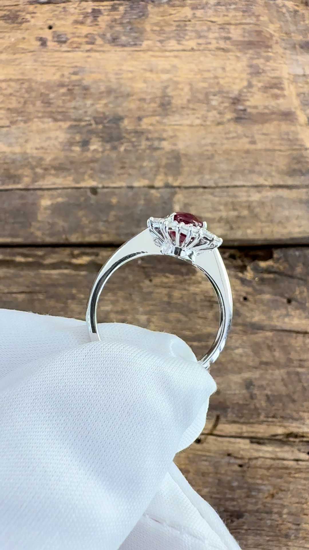 Anello Oro Bianco con Rubino e Diamanti Naturali