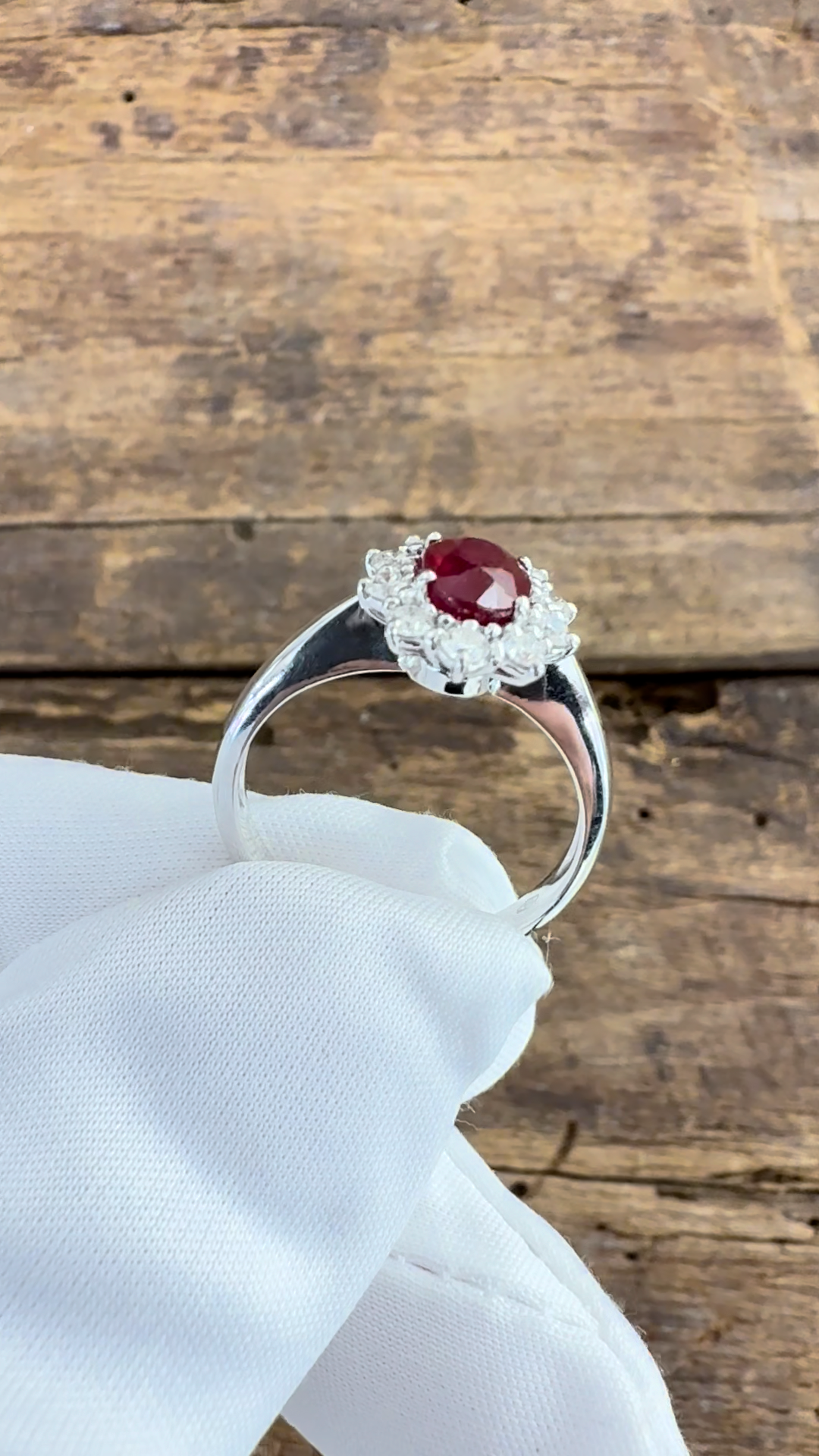 Anello Oro Bianco con Rubino e Diamanti Naturali