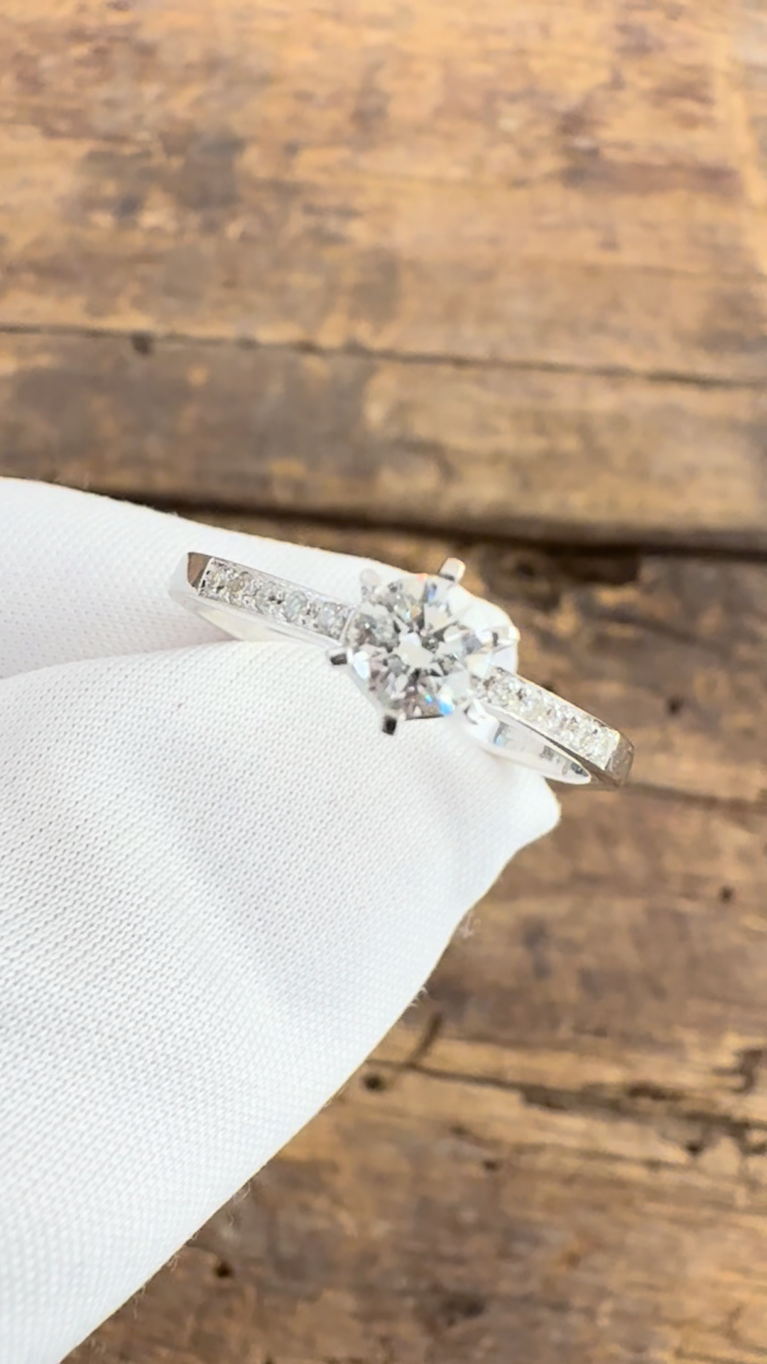 Anello Solitario in Oro Bianco con Diamanti Naturali