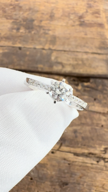 Anello Solitario in Oro Bianco con Diamanti Naturali