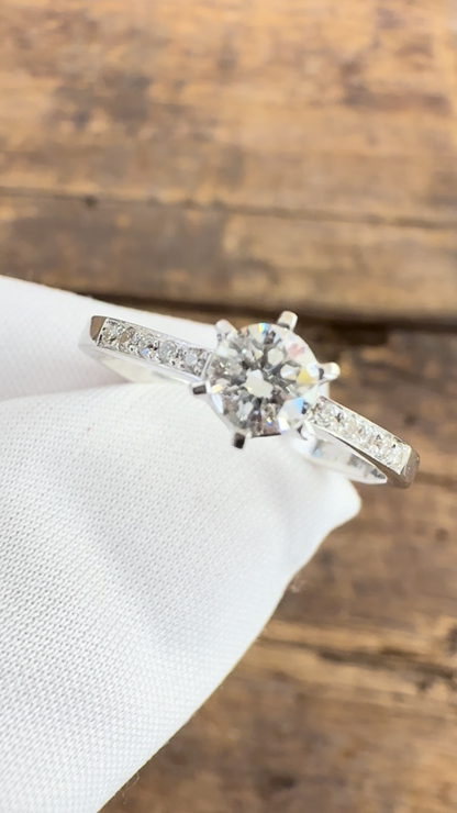 Anello Solitario in Oro Bianco con Diamanti Naturali