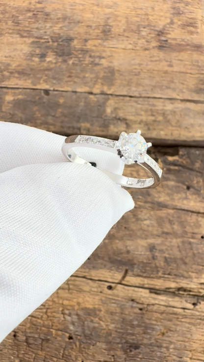 Anello Solitario in Oro Bianco con Diamanti Naturali