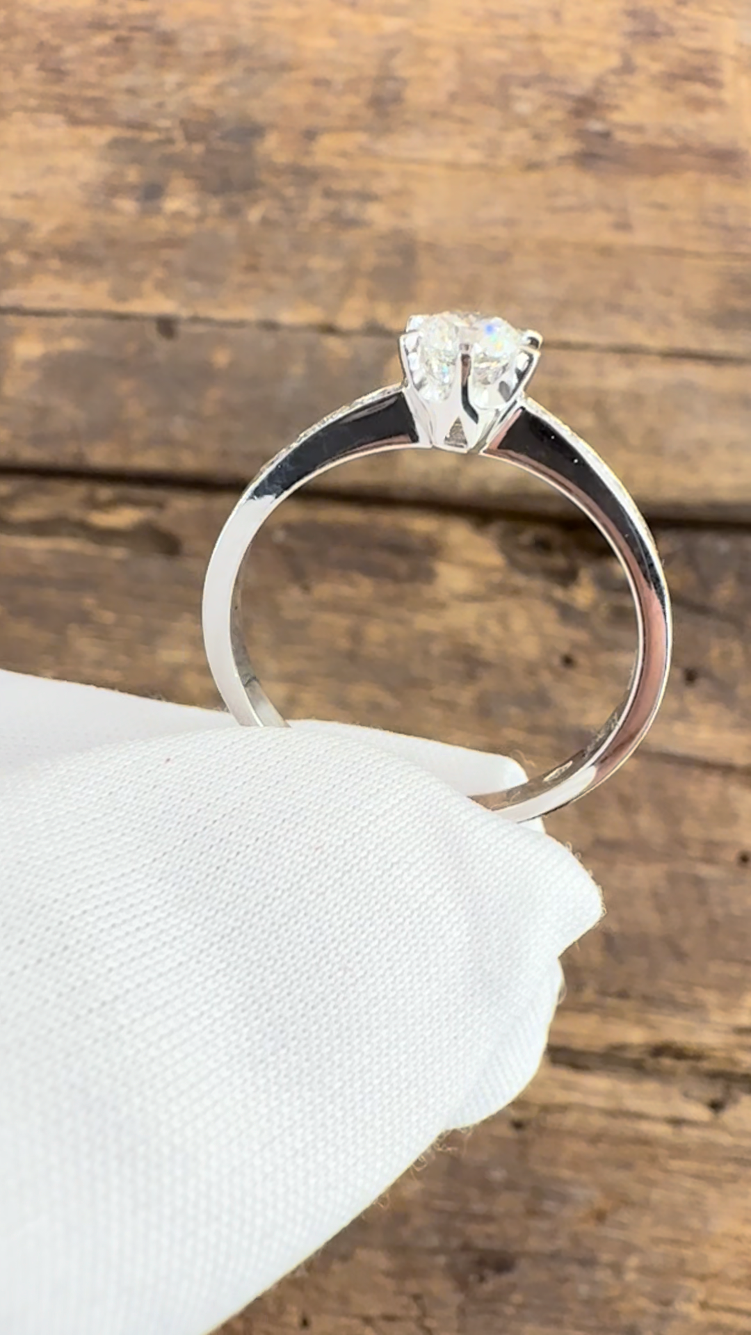 Anello Solitario in Oro Bianco con Diamanti Naturali