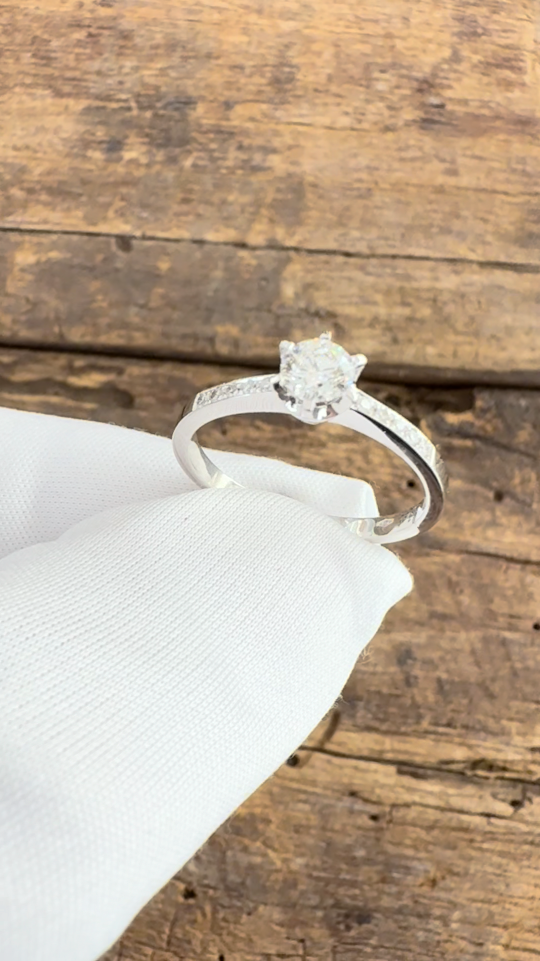 Anello Solitario in Oro Bianco con Diamanti Naturali