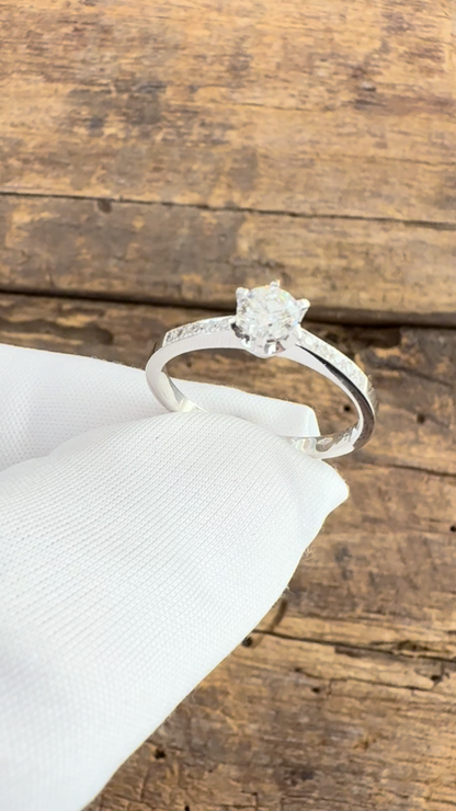 Anello Solitario in Oro Bianco con Diamanti Naturali