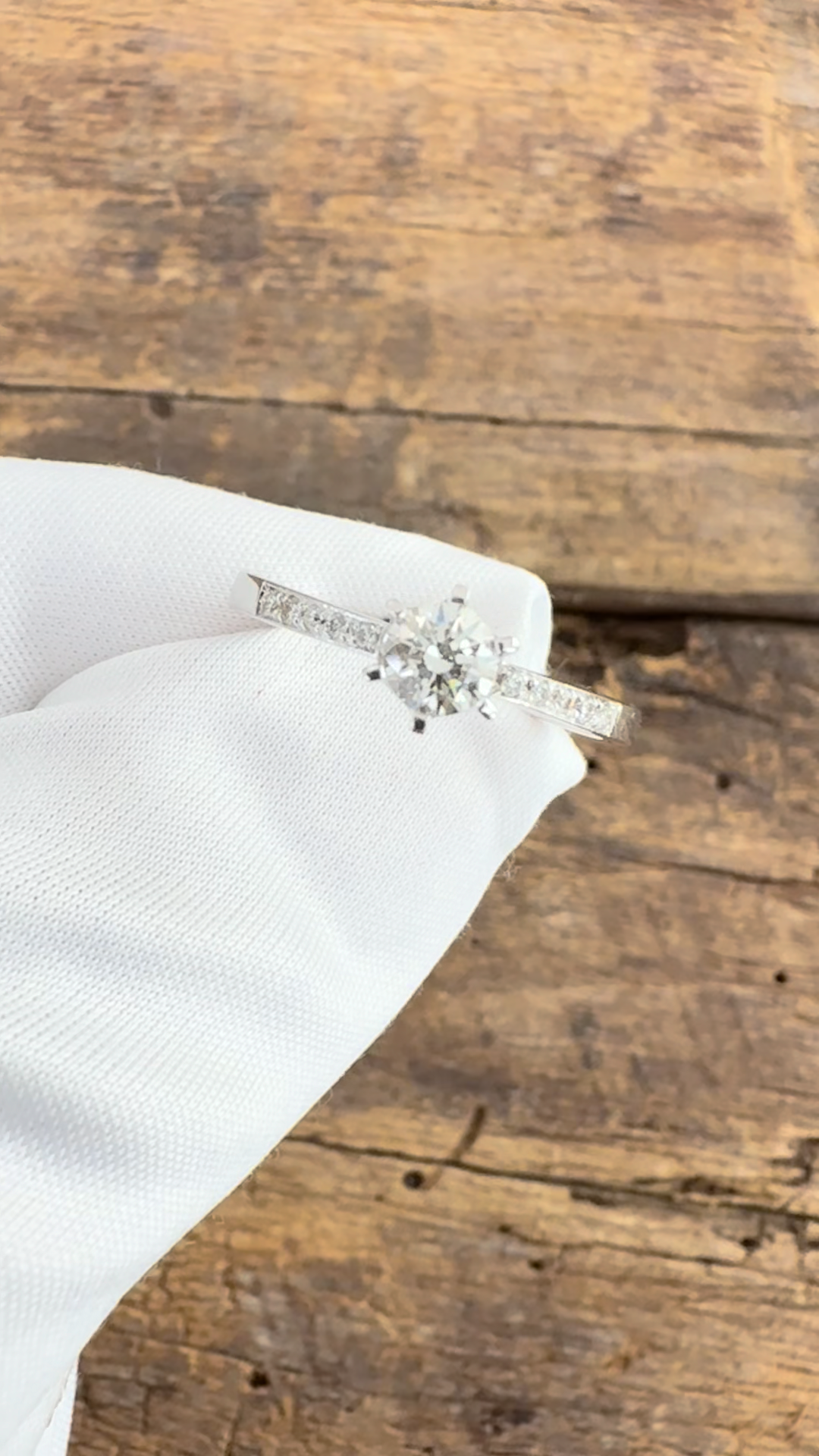 Anello Solitario in Oro Bianco con Diamanti Naturali