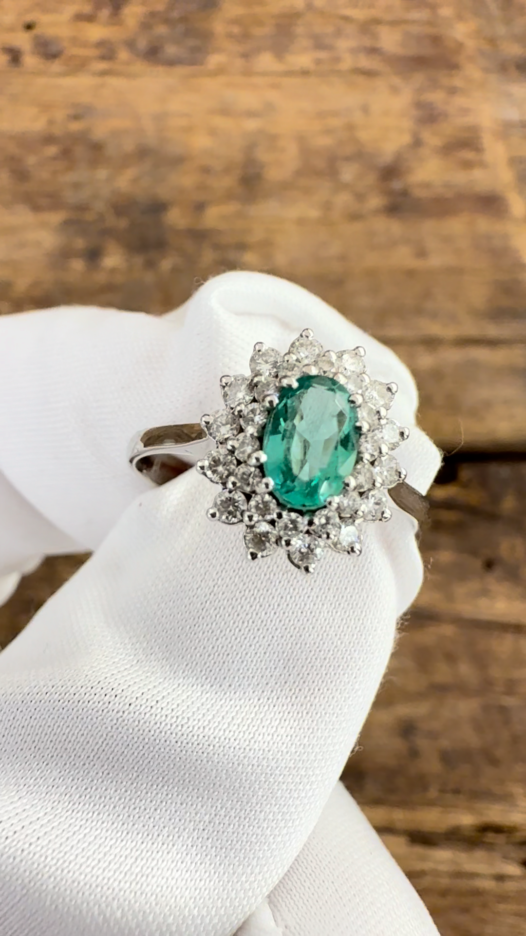 Anello Oro Bianco con Smeraldo e Diamanti Naturali