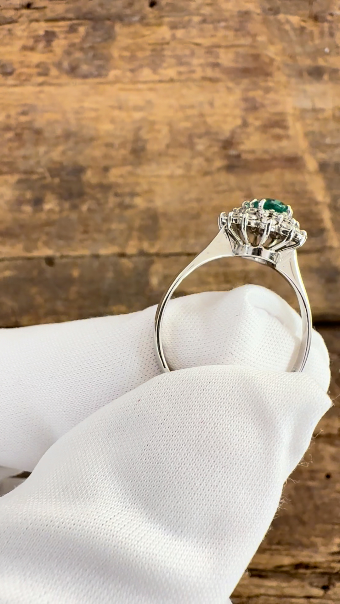 Anello Oro Bianco con Smeraldo e Diamanti Naturali