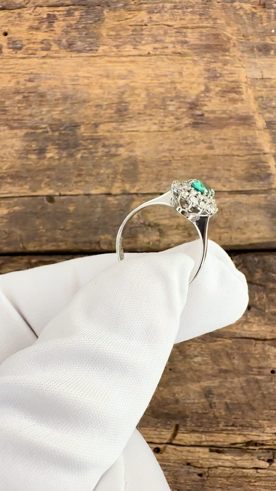 Anello Oro Bianco con Smeraldo e Diamanti Naturali