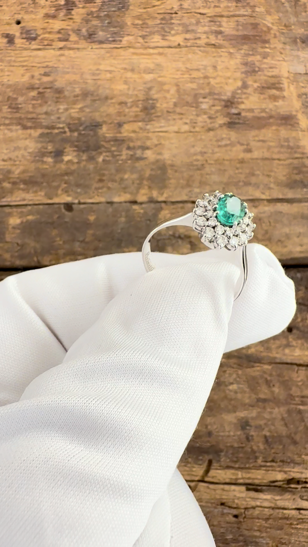 Anello Oro Bianco con Smeraldo e Diamanti Naturali