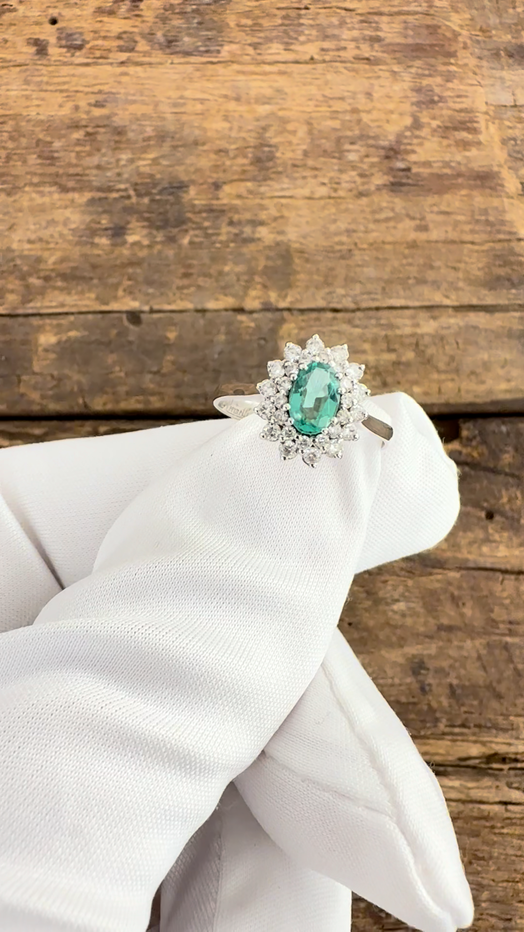 Anello Oro Bianco con Smeraldo e Diamanti Naturali