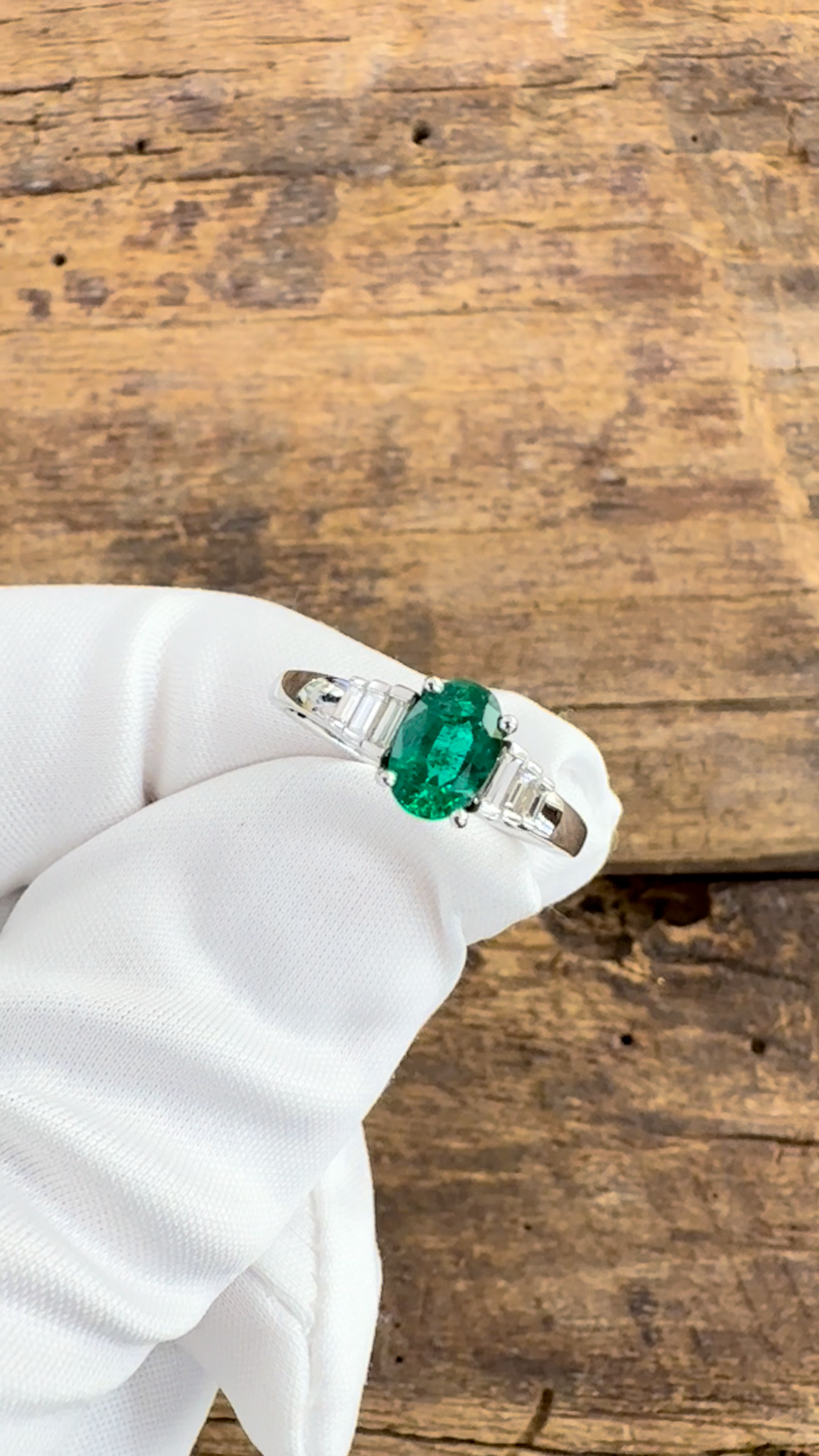 Anello Oro bianco con Smeraldo e Diamanti Baguette