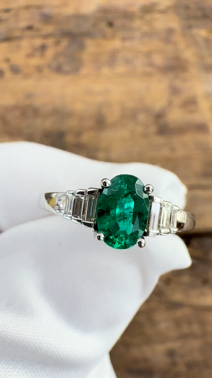 Anello Oro bianco con Smeraldo e Diamanti Baguette