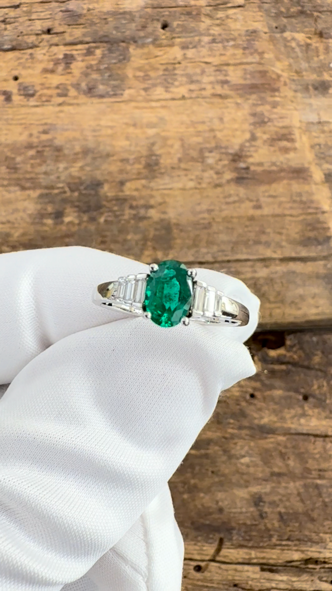 Anello Oro bianco con Smeraldo e Diamanti Baguette