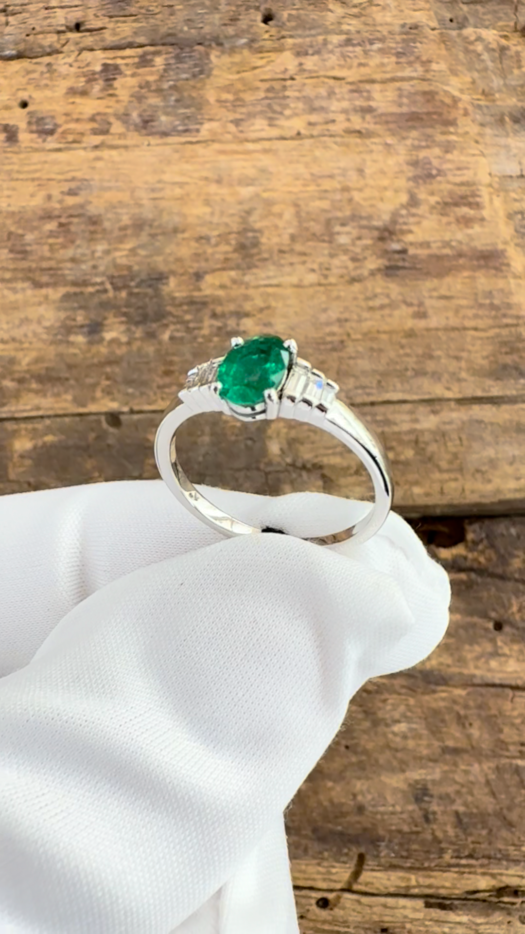 Anello Oro bianco con Smeraldo e Diamanti Baguette