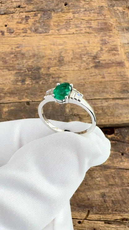 Anello Oro bianco con Smeraldo e Diamanti Baguette