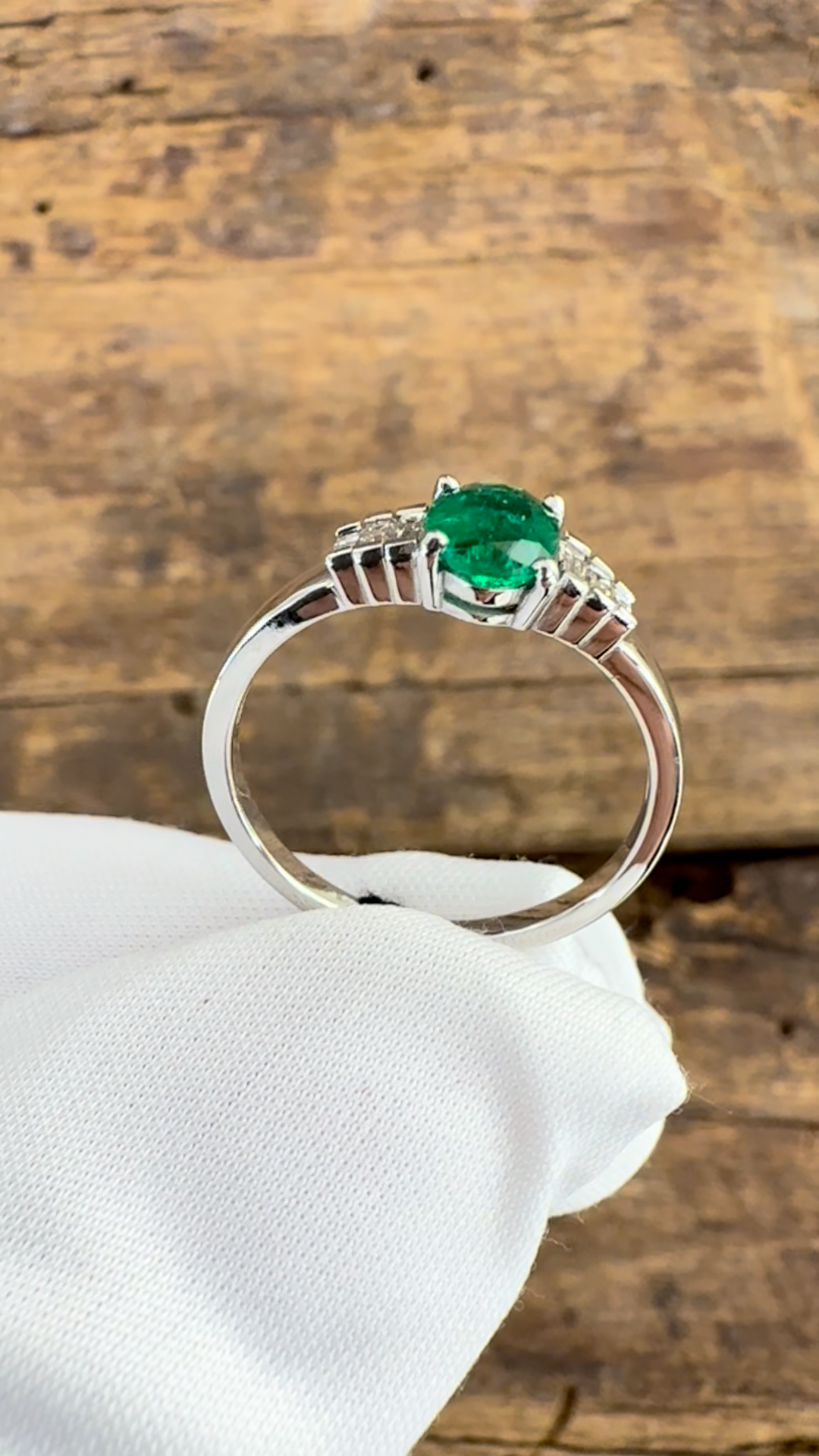 Anello Oro bianco con Smeraldo e Diamanti Baguette