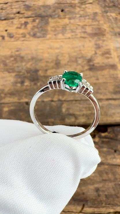 Anello Oro bianco con Smeraldo e Diamanti Baguette