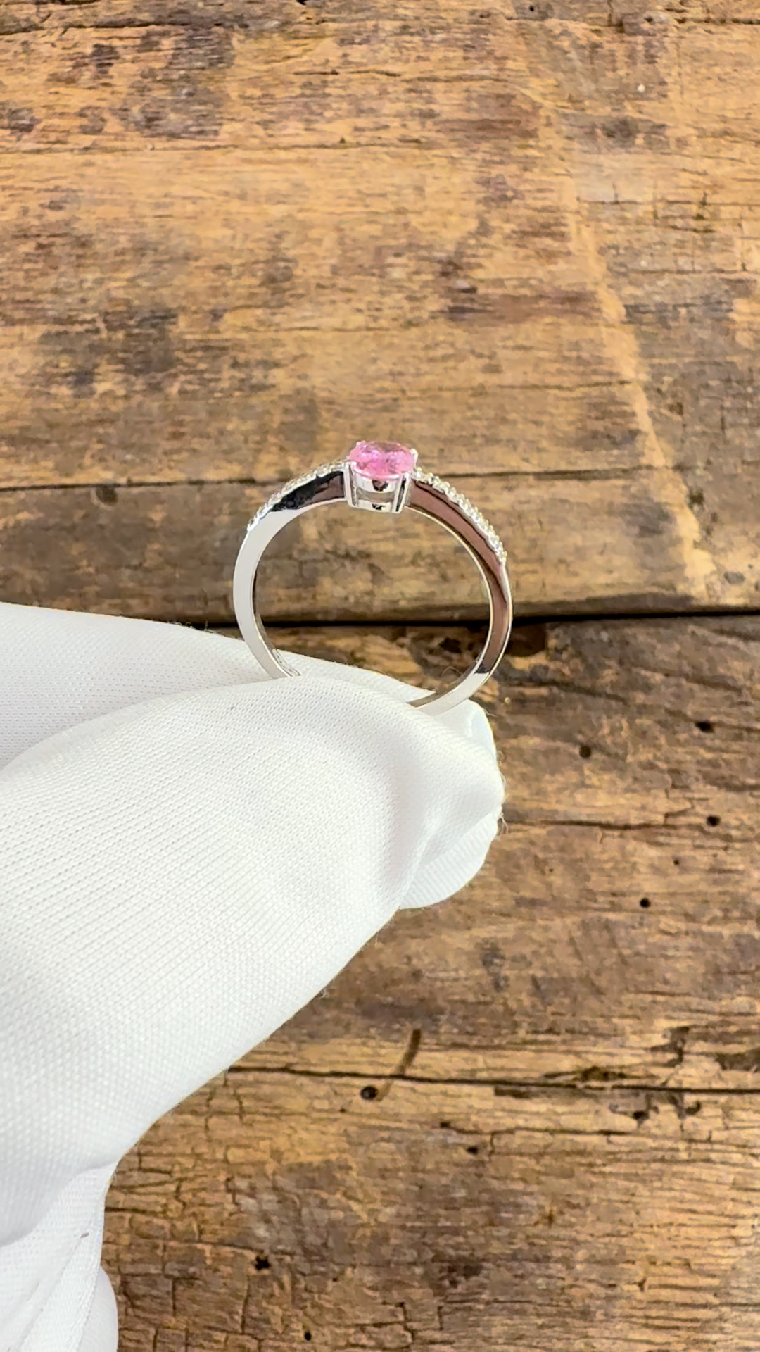 Anello Oro Bianco con Zaffiro rosa e Diamanti Naturali