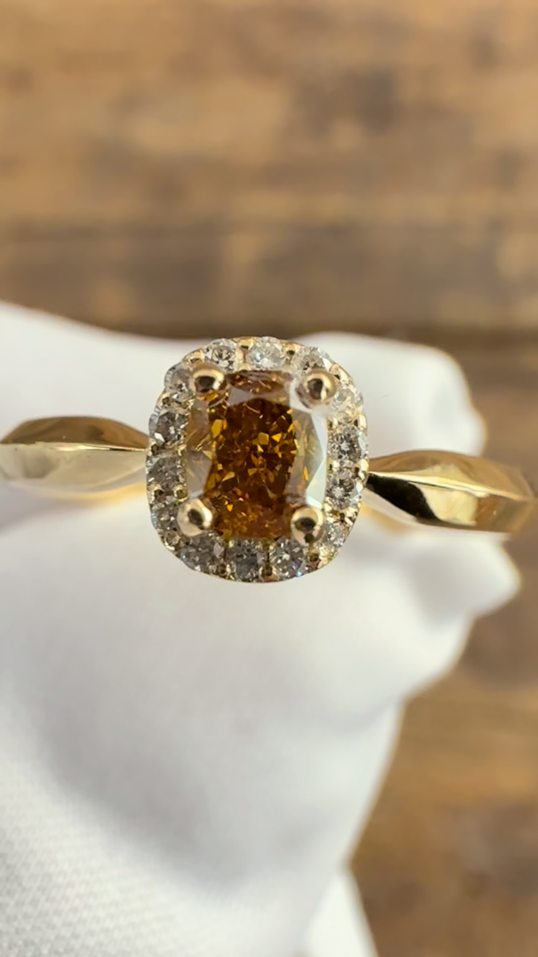 anello oro giallo Diamante Fancy color Yellow taglio ovale