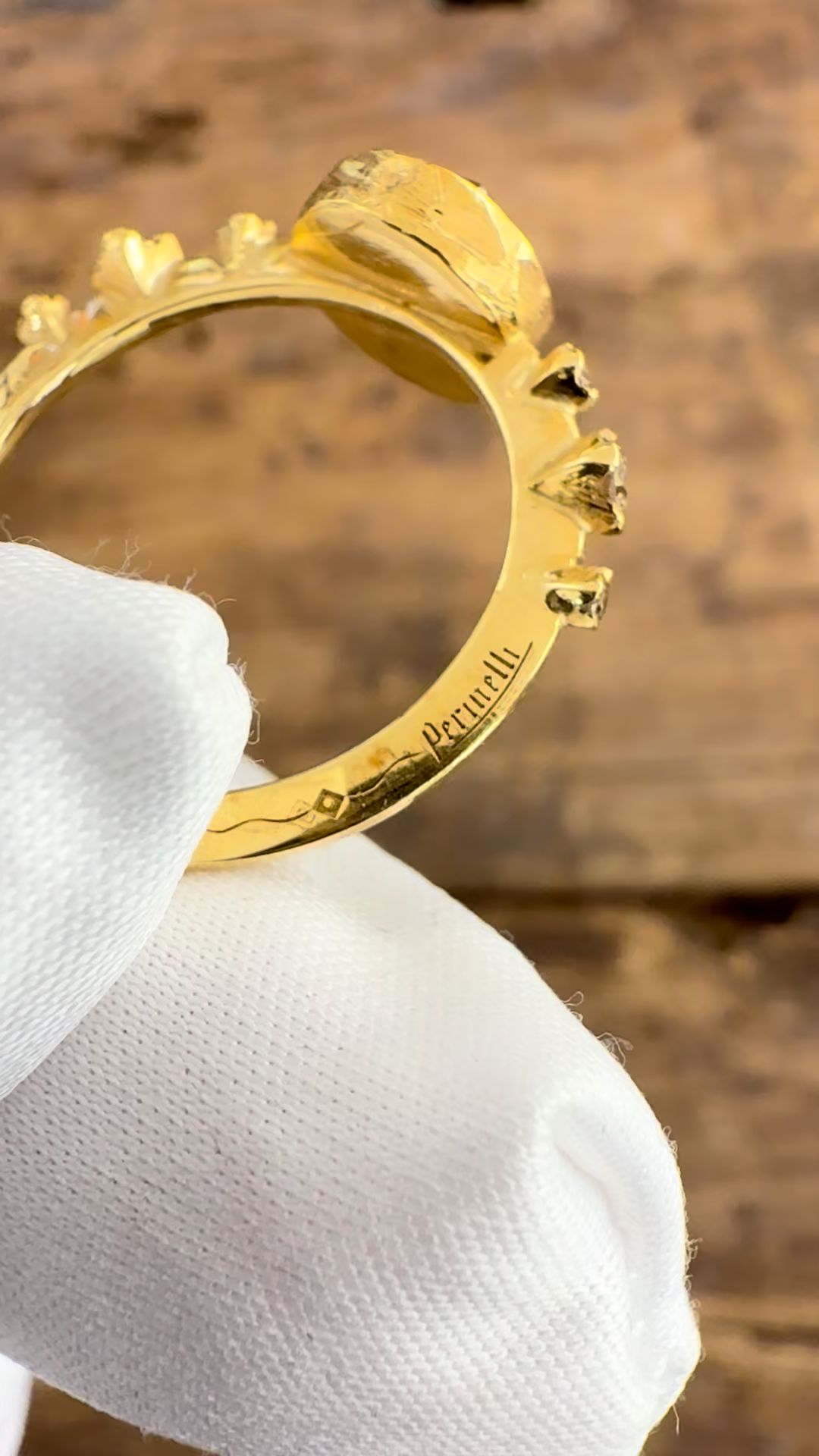 Anello Oro Giallo con Diamante  Brown intense e Diamanti Brown  contorno