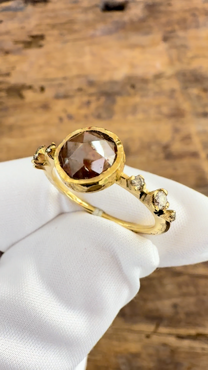 Anello Oro Giallo con Diamante  Brown intense e Diamanti Brown  contorno