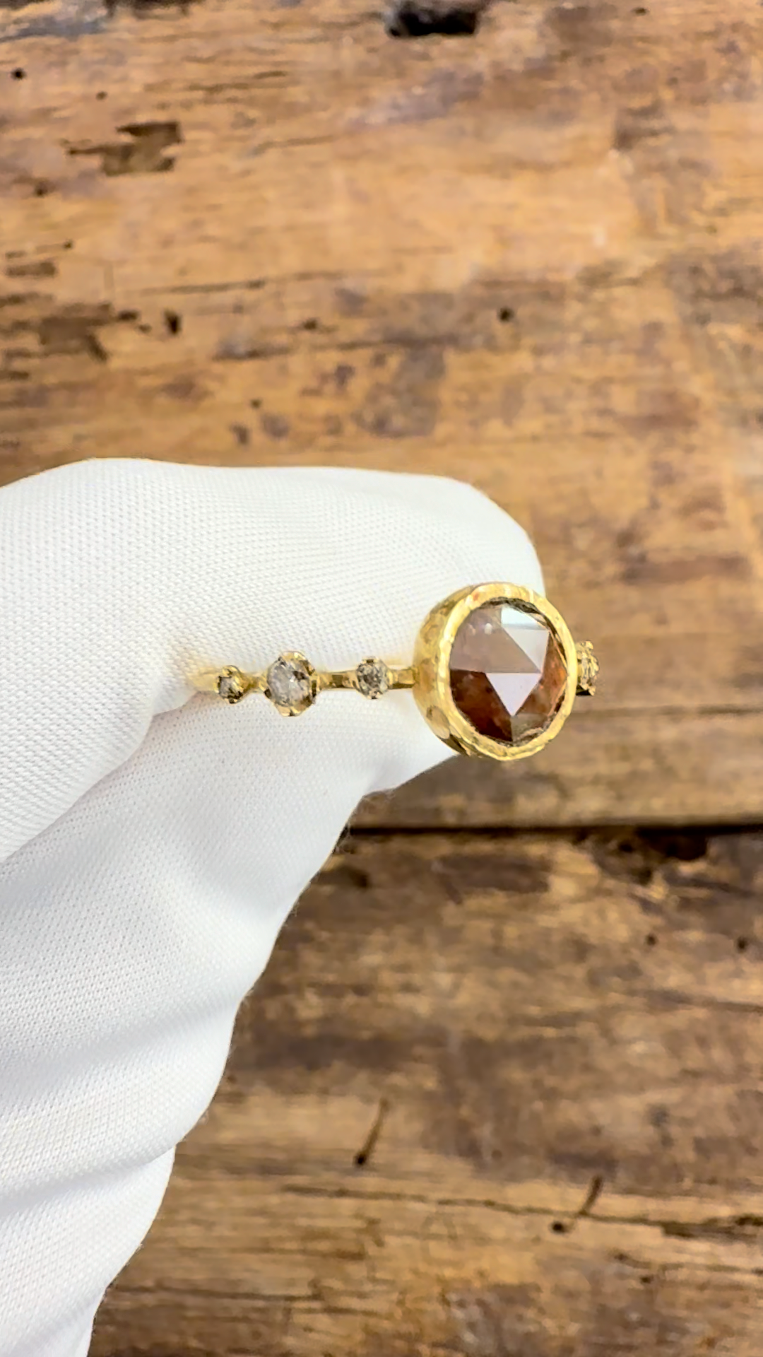 Anello Oro Giallo con Diamante  Brown intense e Diamanti Brown  contorno