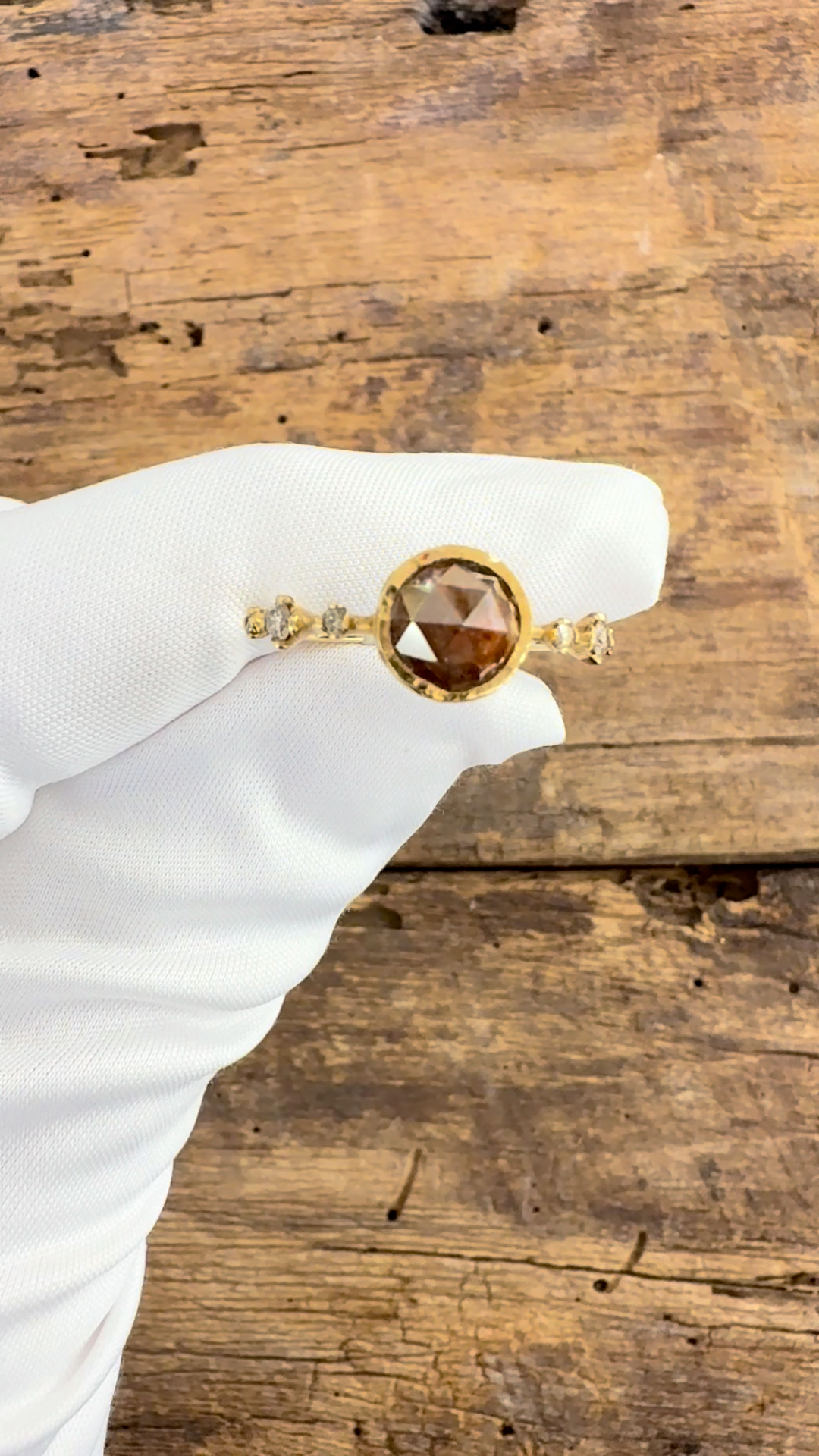 Anello Oro Giallo con Diamante  Brown intense e Diamanti Brown  contorno