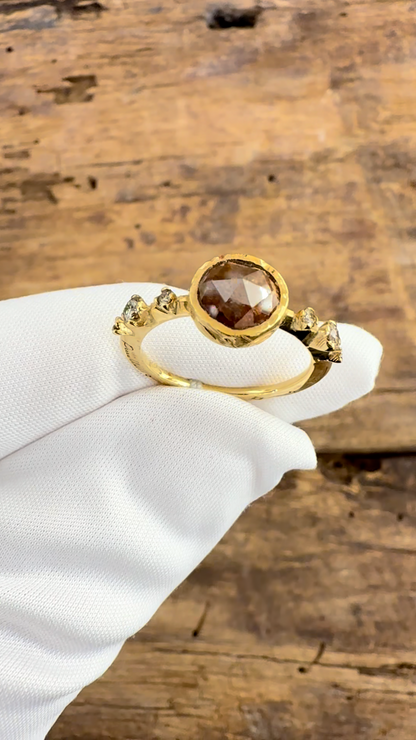 Anello Oro Giallo con Diamante  Brown intense e Diamanti Brown  contorno