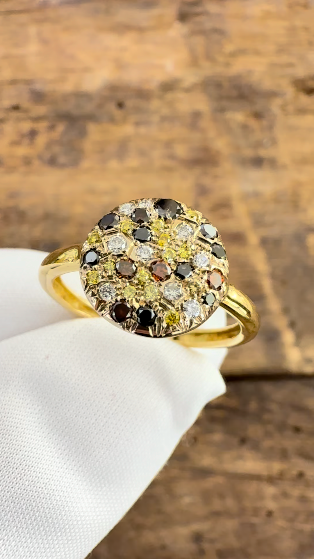 Anello Oro Giallo con Diamanti multicolor